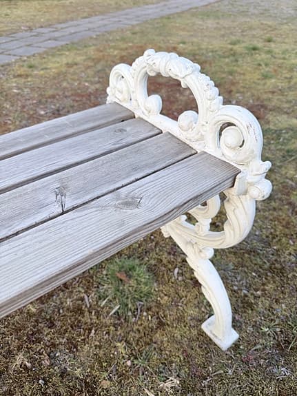 Byarum Trädgårdsbänk med vit gjutjärnsstomme och träsits