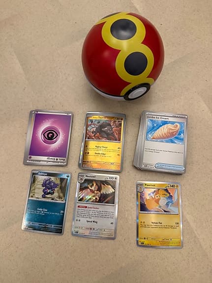 Pokémon kortlek med Pokéboll-förvaring