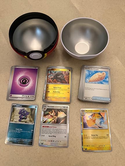 Pokémon kortlek med Pokéboll-förvaring