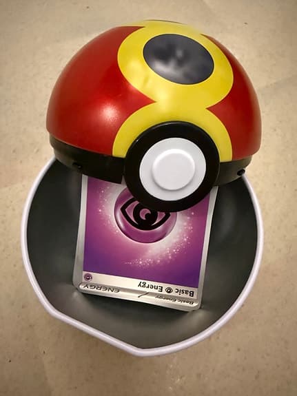 Pokémon kortlek med Pokéboll-förvaring