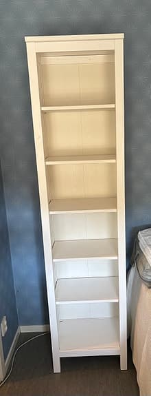 Smal vitbetsad Hemnes-bokhylla