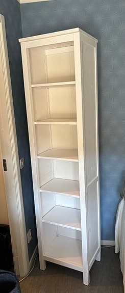 Smal vitbetsad Hemnes-bokhylla