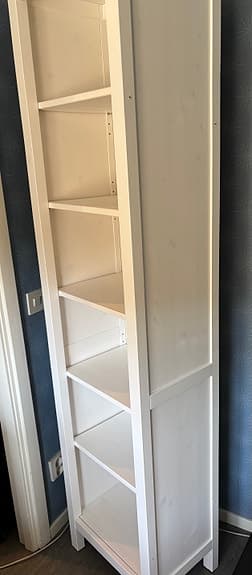 Smal vitbetsad Hemnes-bokhylla