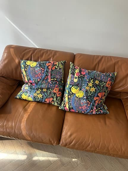 Två Svenskt Tenn Josef Frank kuddfodral mönstrad flerfärgad