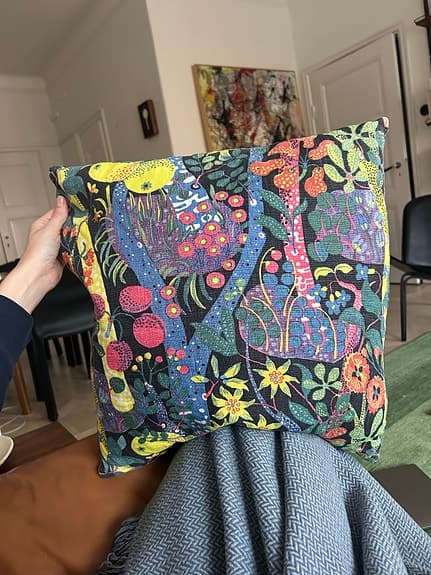 Två Svenskt Tenn Josef Frank kuddfodral mönstrad flerfärgad