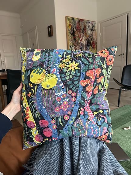 Två Svenskt Tenn Josef Frank kuddfodral mönstrad flerfärgad