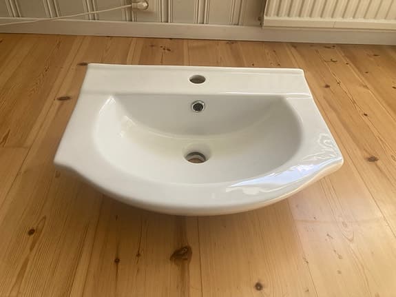 Vit tvättställ/handfat för badrum