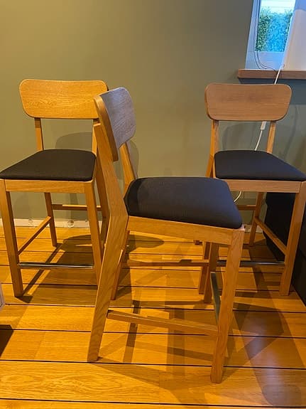 Barstolar och köksö i ek