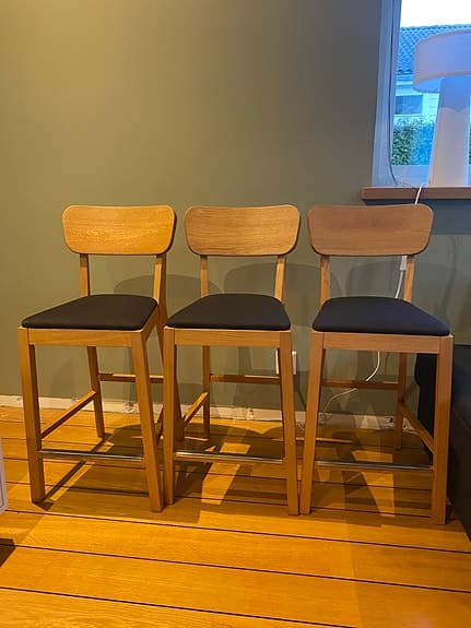 Barstolar och köksö i ek