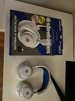 SteelSeries Arctis Nova 7P Wireless gamingheadset vitt