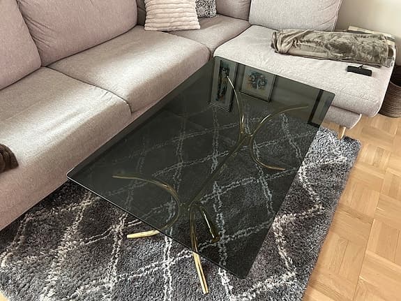 Glasbord, soffbord, rökfärgat glas, design.