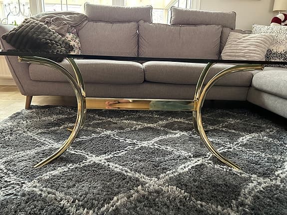 Glasbord, soffbord, rökfärgat glas, design.
