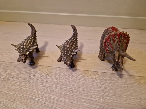 Schleich dinosaurier och lekfigurer