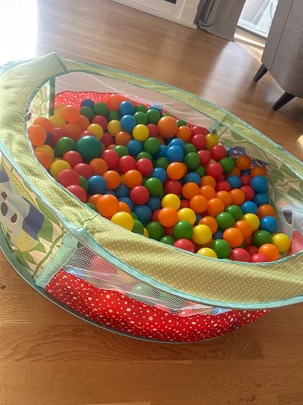 Bollhav med färgglada plastbollar