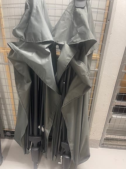 Parasoll / halvcirkelformad / betongfot oanvänd