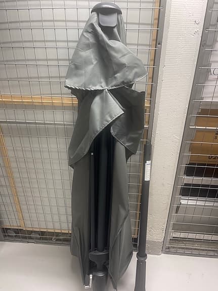 Parasoll / halvcirkelformad / betongfot oanvänd