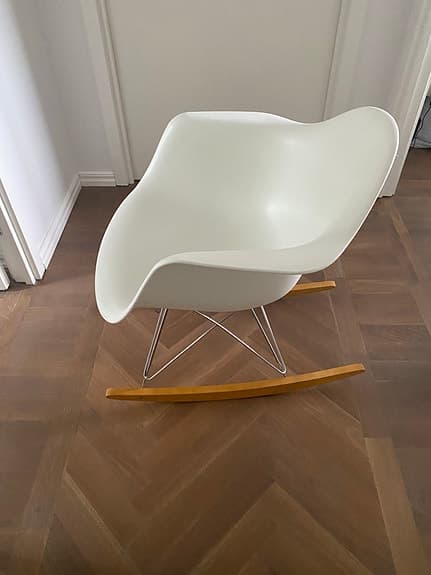 CHARLES & RAY EAMES FÖR VITRA Eames Plastic Armchair gungstol
