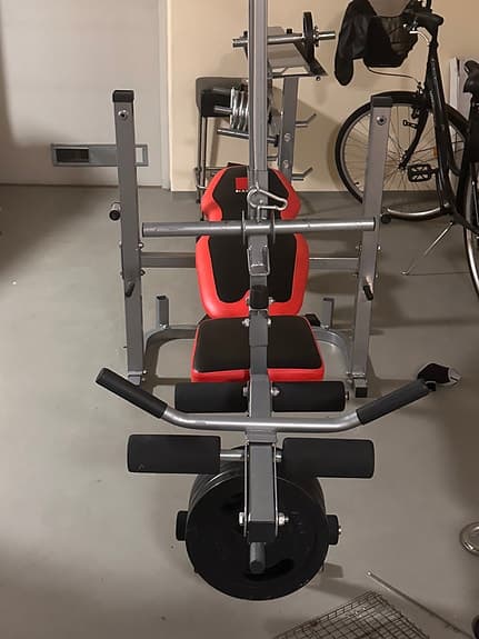 Träningsbänk med skivstång och vikter