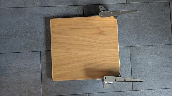 Klassisk fällsits Jaxon (Essem Design) i ek/krom – perfekt för hallen
