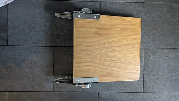 Klassisk fällsits Jaxon (Essem Design) i ek/krom – perfekt för hallen