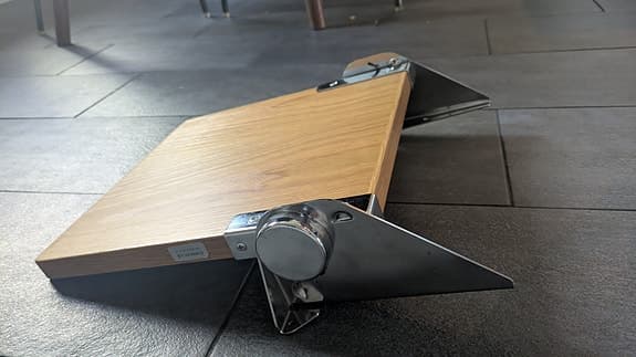Klassisk fällsits Jaxon (Essem Design) i ek/krom – perfekt för hallen