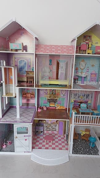 Barbie stort dockhus med flera rum och hiss