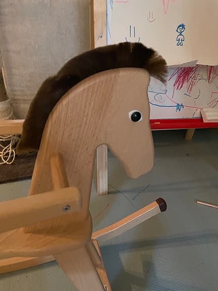 Fin gunghäst i trä