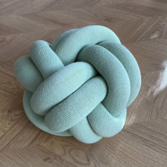 Knot - turkos ljusgrön kudde, prydnadskudde Design house Stockholm