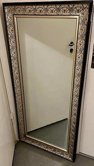 Elegant stor spegel med tjock mönstrad ram