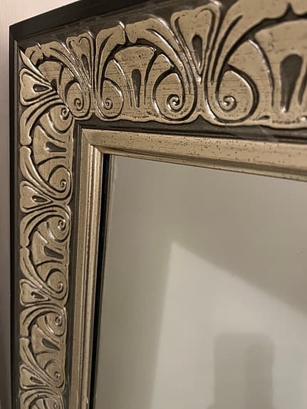Elegant stor spegel med tjock mönstrad ram