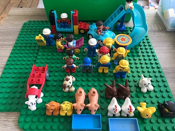 LEGO DUPLO stort blandat paket med figurer, djur och tågdelar.