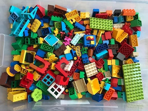 LEGO DUPLO stort blandat paket med figurer, djur och tågdelar.