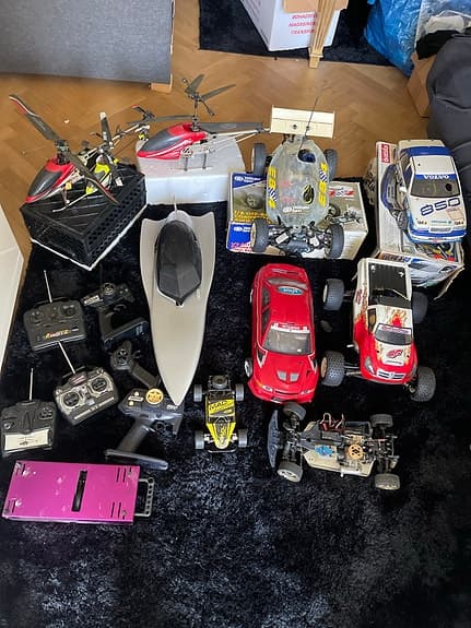 Paket med radiostyrda bilar, helikopter och båt