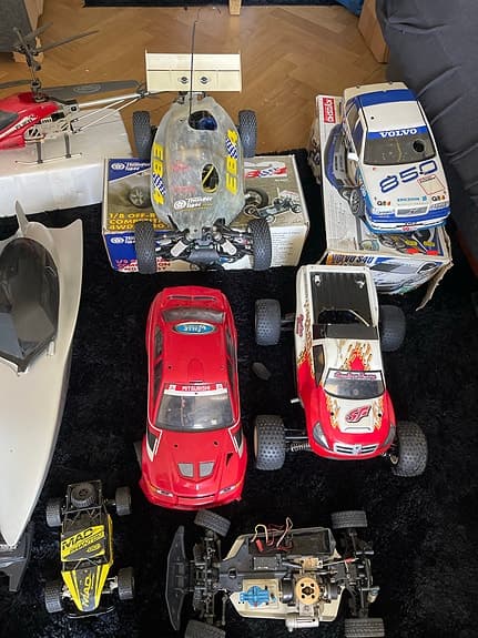 Paket med radiostyrda bilar, helikopter och båt