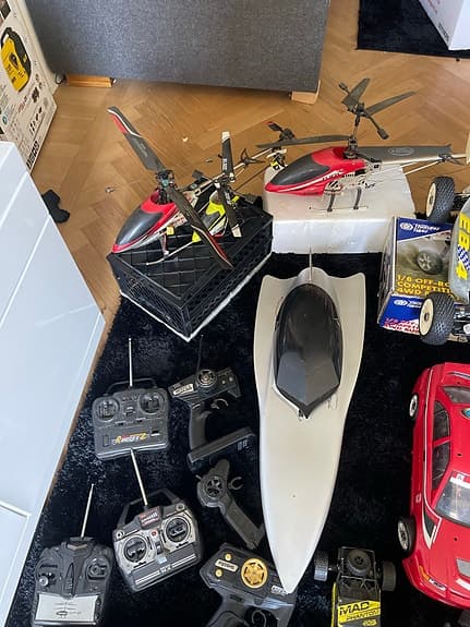 Paket med radiostyrda bilar, helikopter och båt