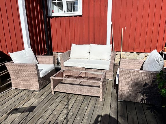 Hillerstorp loungemöbler i ljus konstrotting