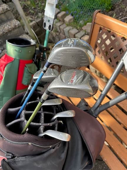 Golfset med bag, vagn och bollar