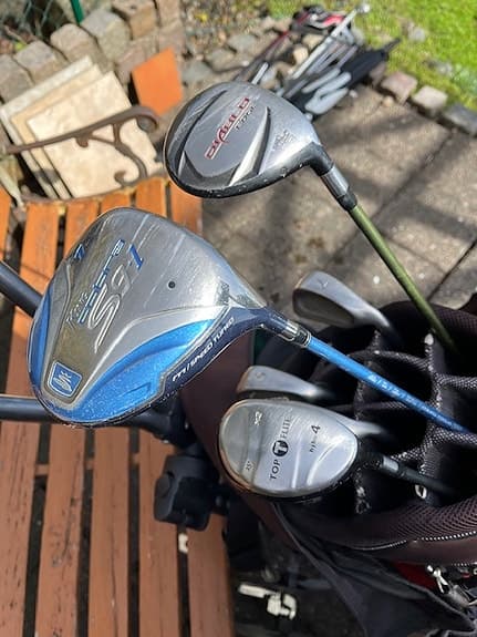 Golfset med bag, vagn och bollar