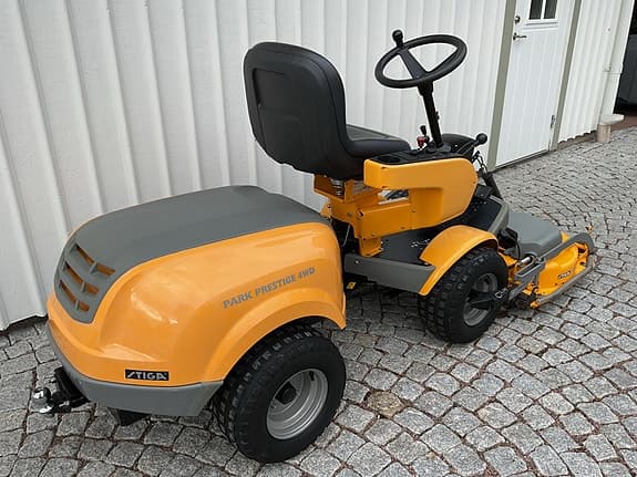 Åkgräsklippare 4 WD Stiga. Inkl. Vinterpaket.