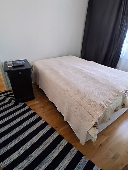 Virkat sängöverkast i beige med rutmönster