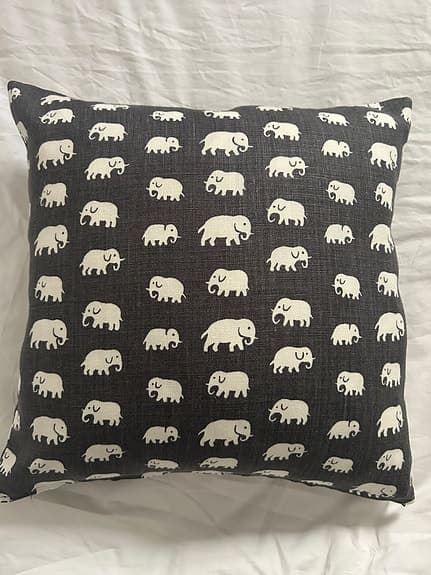 Svenskt Tenn kudde grå elefant