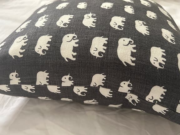 Svenskt Tenn kudde grå elefant