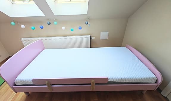 Ilva rosa juniorsäng/ barnsäng med skummadrass 90x200 cm