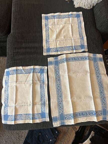 3st antika handdukar. 2st har stl 30x35cm och den större är 40x45