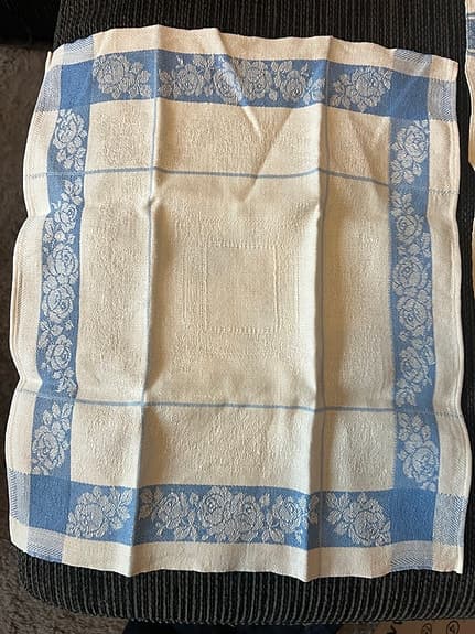 3st antika handdukar. 2st har stl 30x35cm och den större är 40x45