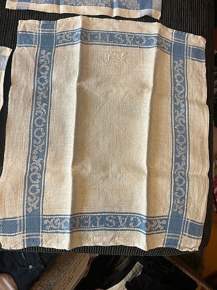 3st antika handdukar. 2st har stl 30x35cm och den större är 40x45