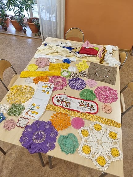 blandade textilier och dukar i olika färger