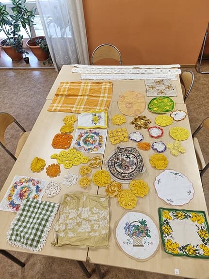 blandade textilier och dukar i olika färger