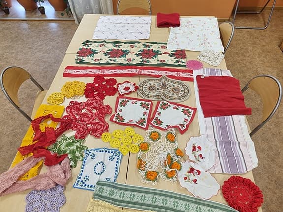 blandade textilier och dukar i olika färger