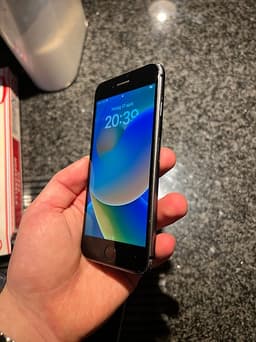 iPhone 8 |64 GB | 100% batteri